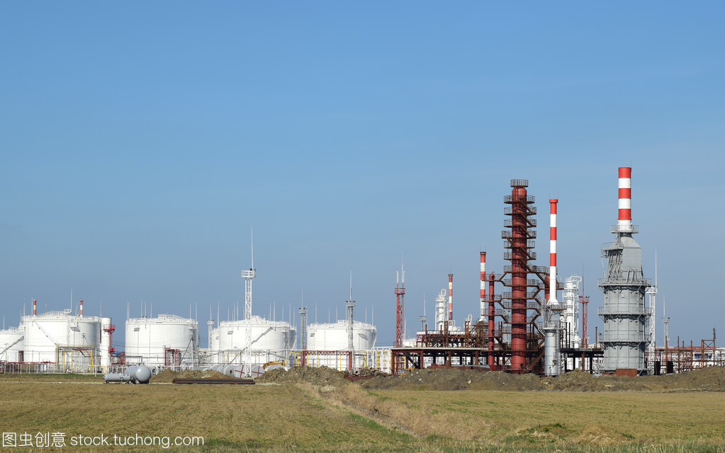 煉油廠核心設(shè)備 精餾塔與管道的協(xié)同作用與維護(hù)